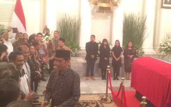 presiden jokowi di penyerahan jenazah dubes alex litaay di kemenlu