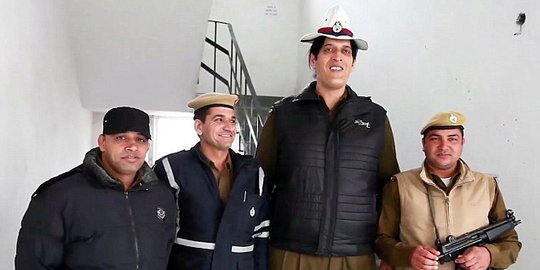 Polisi paling tinggi di India doyan selfie bareng turis
