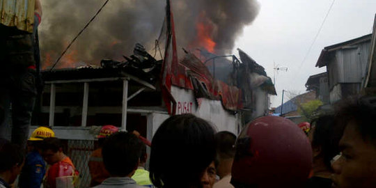 Tengah malam, 2 lokasi di Jakarta terbakar
