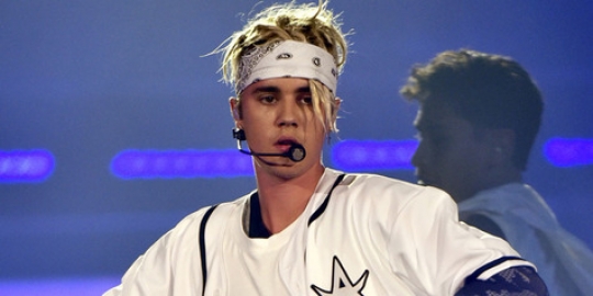 Jatuh lagi di panggung, Justin Bieber disoraki para dancernya