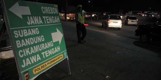 Pemudik dari Jakarta mulai padati Tol Cikampek pada H-4 Lebaran