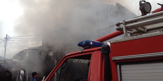 Permukiman padat di belakang Bakrie Tower terbakar