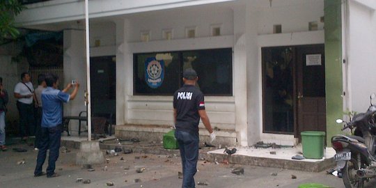 Tak terima ditertibkan, PKL Alun-alun Bandung lempari pos Satpol PP