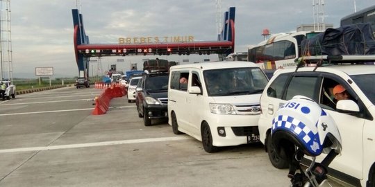 Pemudik mulai padati tol Cikampek, macet hingga Karawang 