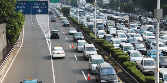 Tol Cikampek macet, sistem lawan arus diberlakukan