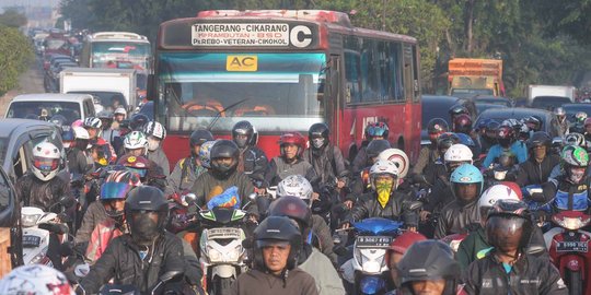 Arus mudik jalur Cikarang macet total