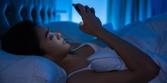 Main ponsel di malam hari bisa sebabkan kebutaan?