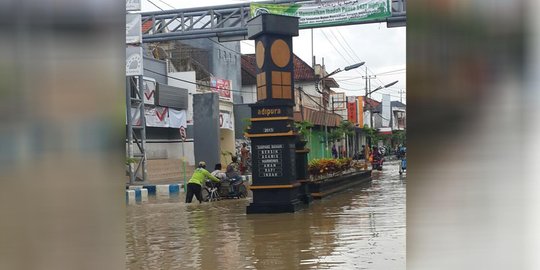 Sungai Kamuning meluap, Kota Sampang banjir ketinggian 50 cm