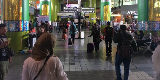 H-4 Lebaran, Stasiun Gambir mulai dipadati pemudik