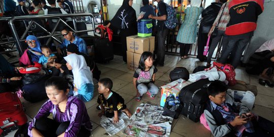 H-4 Lebaran, pemudik mulai padati Stasiun Pasar Senen