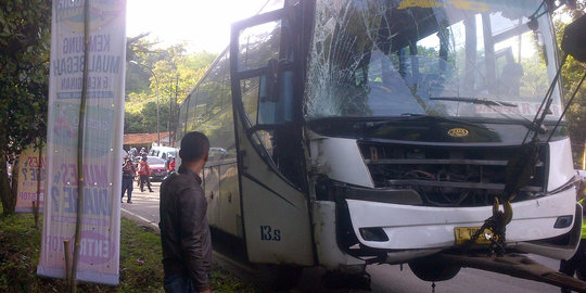 Rem blong saat melintasi Nagreg, bus Merdeka tabrak pohon