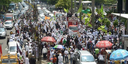 Sweeping kafe, FPI pukul pengunjung & sita puluhan bir kaleng