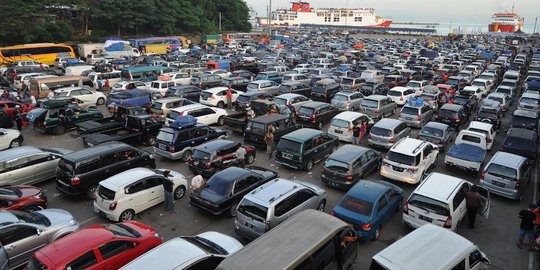 Tol Cikampek dan Tol Merak mulai ada kemacetan arus mudik