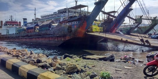 Kapal LCT kandas karena air surut, ratusan pemudik terkatung-katung