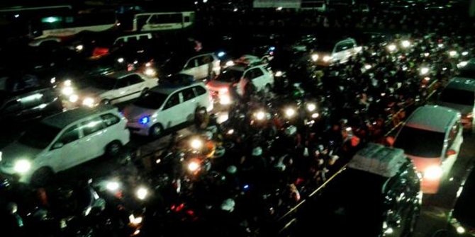 Pelabuhan Merak, pemudik disarankan menyeberang siang hari 