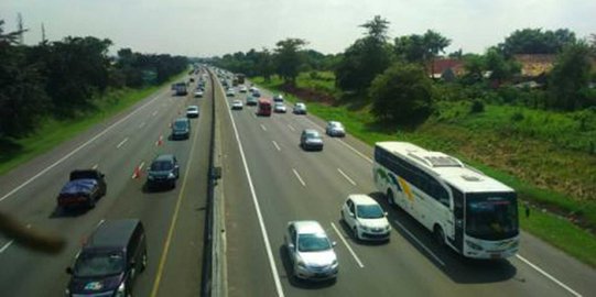 Urai kemacetan, contra flow diberlakukan di Tol Cikampek 