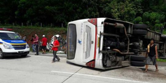 Bus Jaya Praya terguling usai tabrak Avanza di Tol Cipali