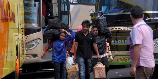 Hindari calo tiket, pemudik pilih tunggu di luar Terminal Pulogadung