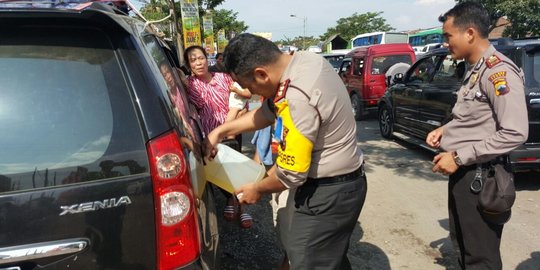 Aksi-aksi simpati polisi bantu pemudik yang terjebak kemacetan