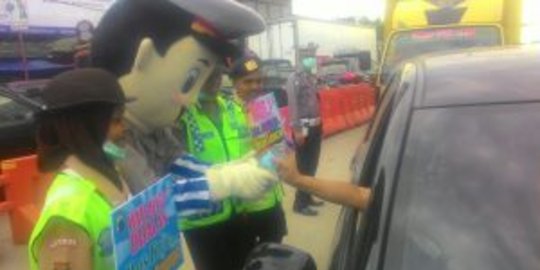 minuman gratis ke pemudik di tegal kota rev2