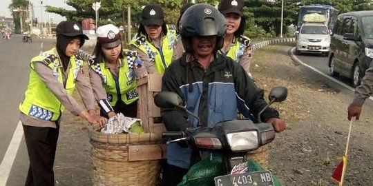 pemalang bantu dorong motor pedagang buah rev2