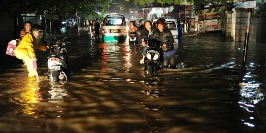 Air sungai meluap, warga di Bekasi batal mudik