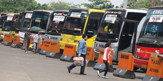 Fenomena penumpang fanatik, rela tidur di terminal demi bus idaman