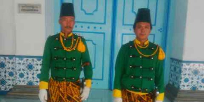 Abdi dalem Keraton Surakarta terima gaji Rp 100 ribu 