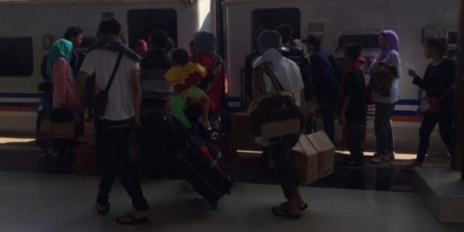 Pemudik kereta api diminta tak bawa binatang dan buah 