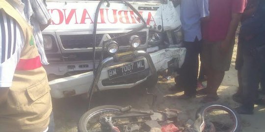 Melaju kencang bawa pasien, Ambulans tabrak pemotor hingga tewas