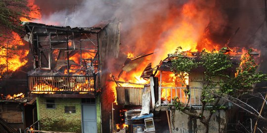 Tempat pengolahan kayu di Pondok Bambu terbakar