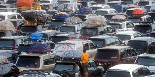 Brebes macet parah, Polres Tegal bagikan bensin ke pengendara mogok