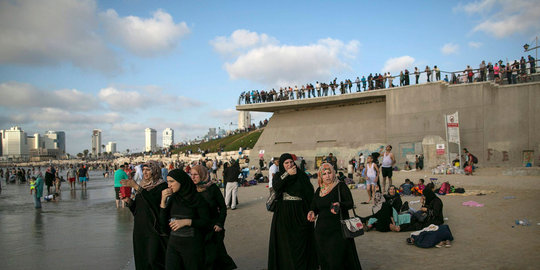 pelesir ke pantai israel saat lebaran