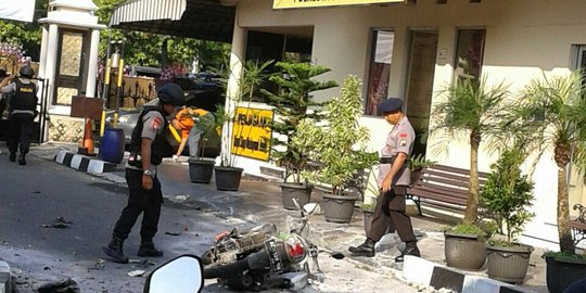 Seribuan warga berdatangan ke lokasi bom, polisi kesulitan olah TKP