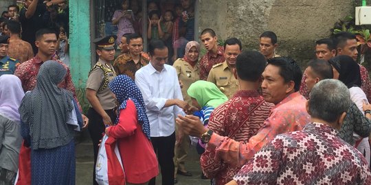 Warga diminta buka jaket saat kunjungan Jokowi di Padang
