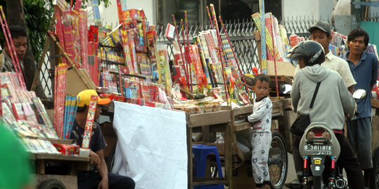 Jelang Lebaran, penjualan petasan di Pasar Gembrong boncos