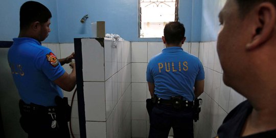 Wajah tegang polisi di Filipina jalani tes urine narkoba