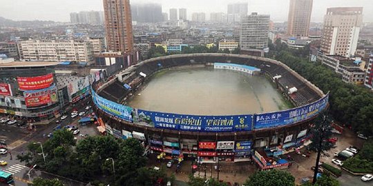 Gara-gara banjir, stadion di China seperti bak mandi raksasa