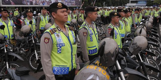 Takbiran di Jakarta siaga 1, polisi berjaga dengan senjata lengkap