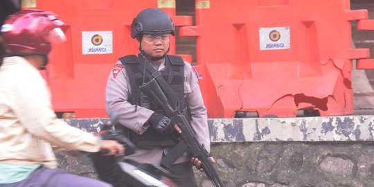 Polisi bersenjata lengkap perketat keamanan Mapolda Metro Jaya