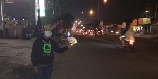 Ketimbang konvoi takbiran, Doni pilih jajakan uang buat baju lebaran