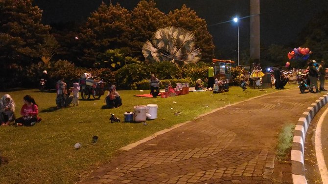 pkl menjamur di tugu tani saat malam takbiran