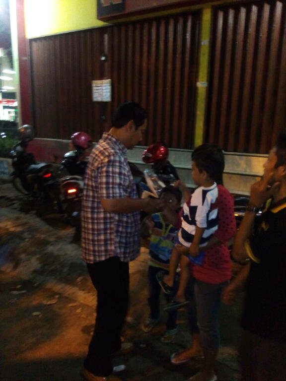 walikota semarang bagi angpau malam takbiran