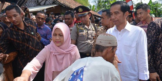 Ditemani istri dan anaknya, Presiden Jokowi salat Id di Padang