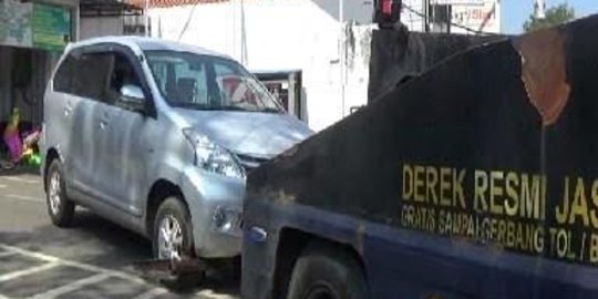 Salah injak gas, mini bus seruduk mini market di Purwakarta