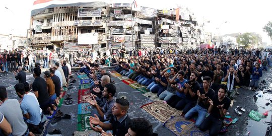 Meratapi muslim Syiah dan Sunni Irak salat Id di lokasi serangan bom