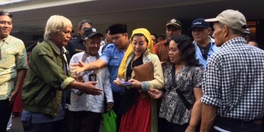 Bikin gaduh di rumah Akom, wanita emas bagi-bagi uang