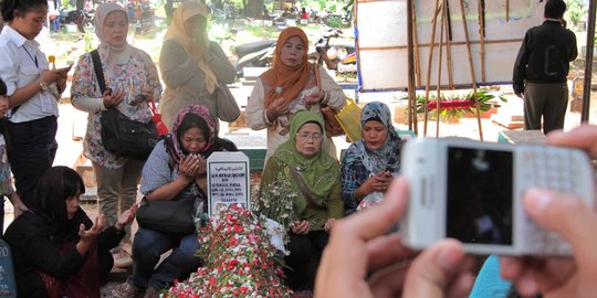 Hari pertama Lebaran, makam Uje ramai disambangi peziarah