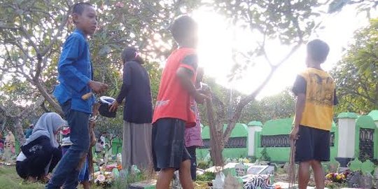 Jasa bersih-bersih makam raup untung selama lebaran 