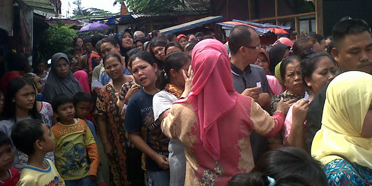 Ribuan warga di Solo antre pembagian sembako Presiden Jokowi